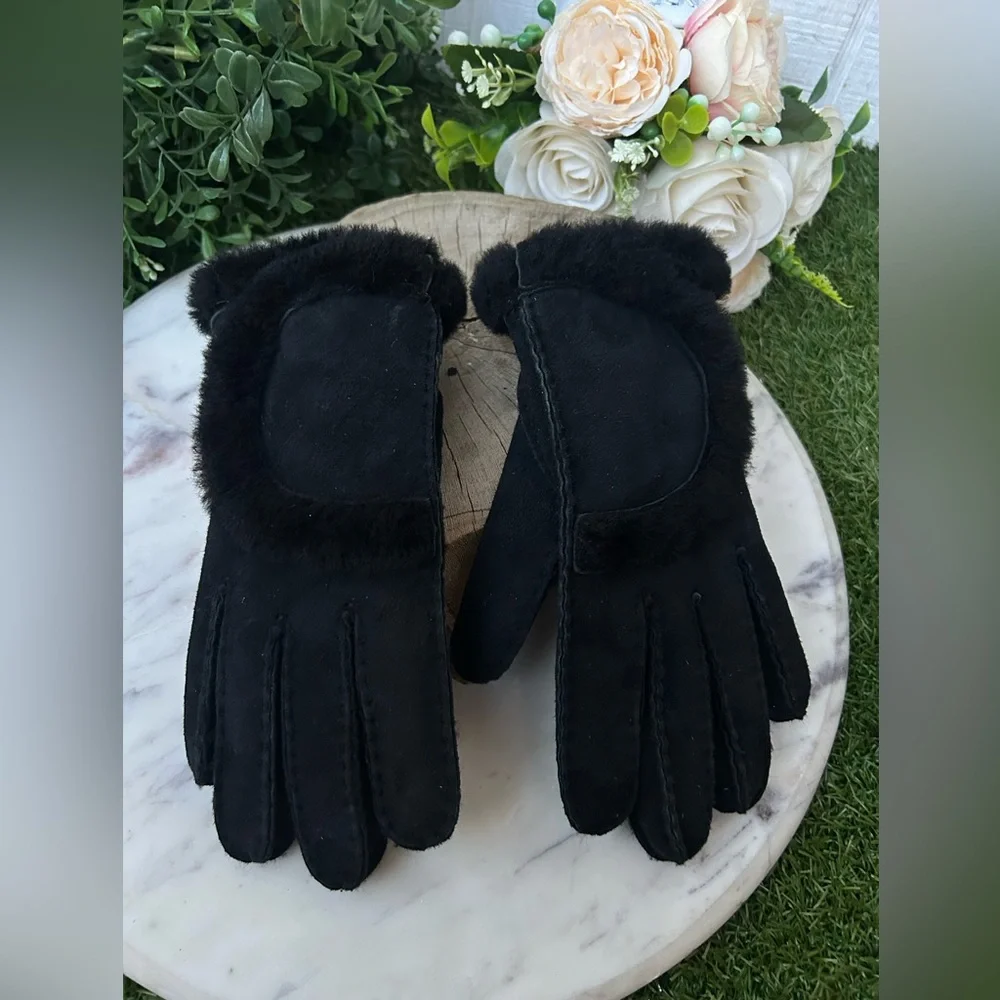 Ugg Genuine Shearling Exposed Curve Seam Gloves size S new  $165.00